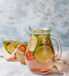Segar dan menyehatkan, infused water mampu menjaga kita terhidrasi. Ilustrasi Freepik