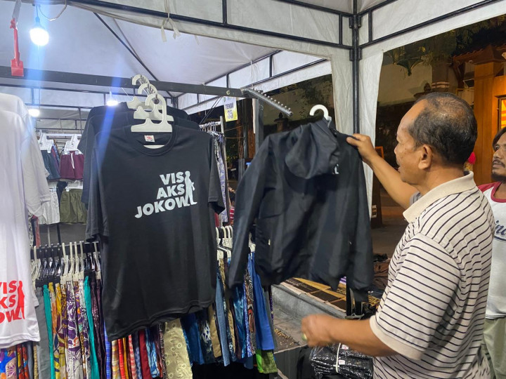 Merchandise 'Visi Aksi Jokowi' Meriahkan Kepulangan Sang Presiden