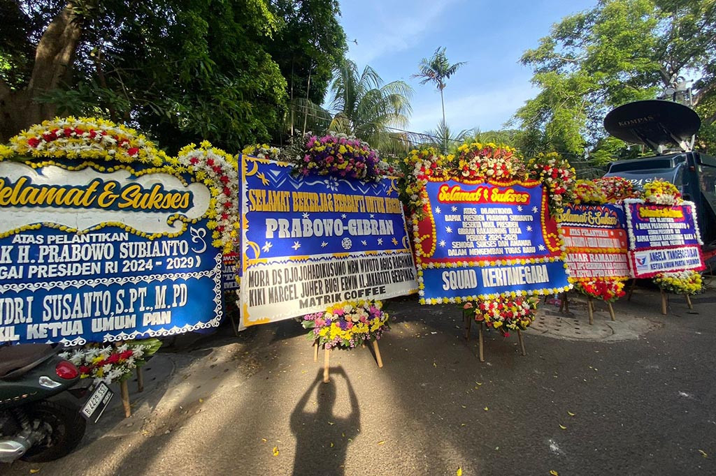 Karangan Bunga Hiasi Rumah Prabowo Subianto di Kertanegara