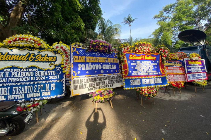 Karangan Bunga Hiasi Rumah Prabowo Subianto di Kertanegara