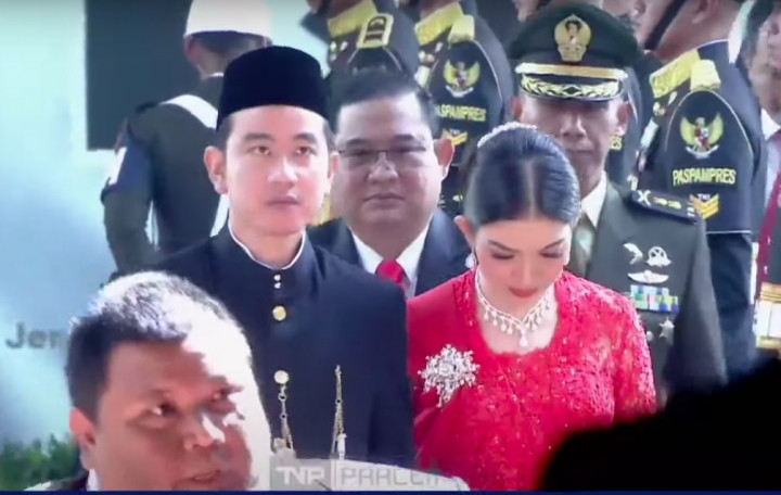 Gibran Rakabuming dan Istri Tiba di Gedung MPR Pakai Baju Betawi-Kebaya Merah