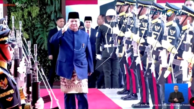 Sambut tamu dan pelantikan, Prabowo memaki baju adat Demang. (Foto: Tangkapan layar YouTube Sekretariat Presiden)