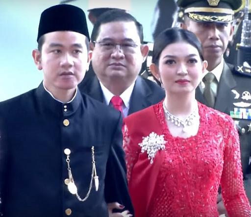 Gibran Rakabuming dan Istri saat foto bersama sebelum pelantikan di Gedung MPR, Jakarta.  (Foto: Dok. Istimewa)