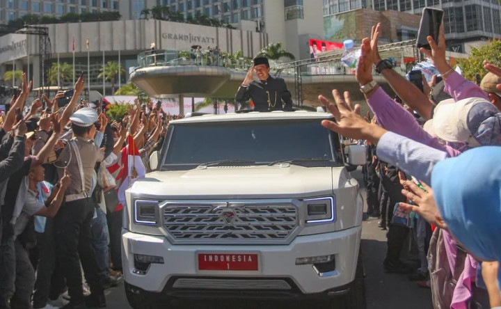 Momen Prabowo Antar Jokowi ke Halim Naik Mobil Presiden yang Baru