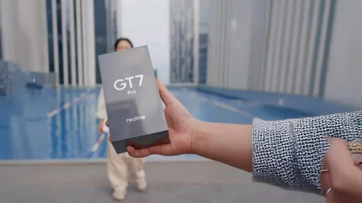 Pamer Daya Tahan, realme Buat Unboxing GT7 Pro di Dalam Air