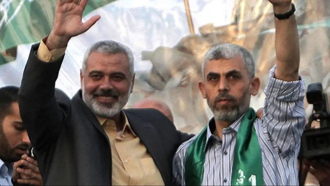 Ismail Haniyeh (Kiri) dan Yahya Sinwar (Kanan).  (AFP)