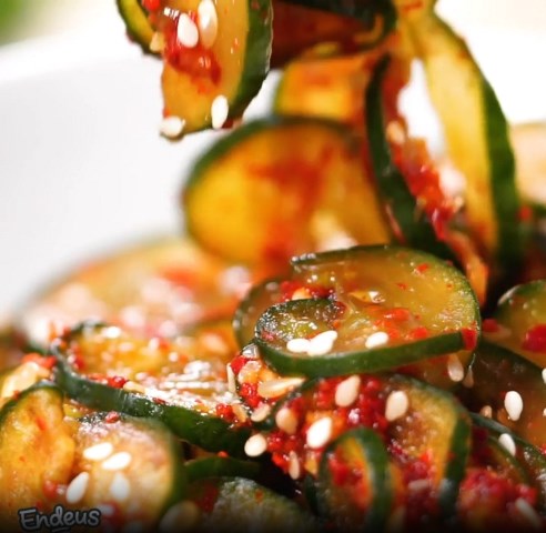 Resep kimchi timun, membuatnya cepat dan enggak perlu difermentasi segala lho! (Foto: Dok. Endeus TV)