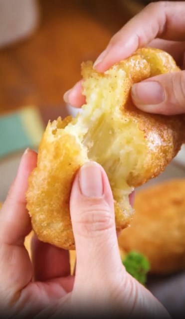 Buat di rumah yuk, resep camilan singkong goreng dengan keju dan daging. (Foto: Dok. Endeus TV)