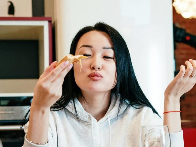 Membatasi konsumsi makanan tinggi garam, merupakan salah satu langkah penting untuk jaga tekanan darah.  (Foto: Ilustrasi/Dok. Pexels.com)