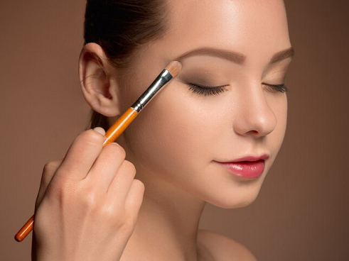 Concealer juga bisa untuk mencerahkan dan membuat lipatan mata tampak lebih halus. (Foto: Ilustrasi. Dok. Freepik.com)