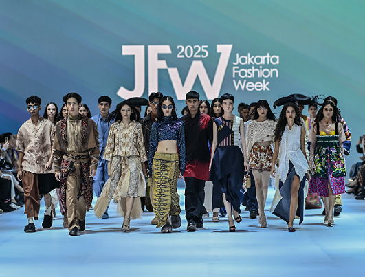 Parade Kain Nusantara Warnai Pembukaan Jakarta Fashion Week 2025