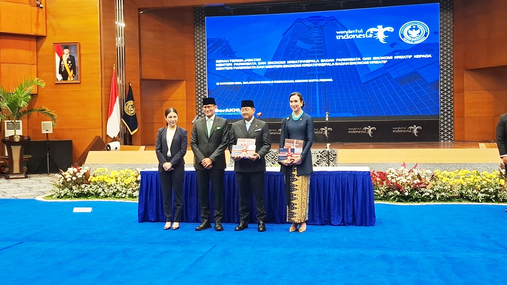Serah terima jabatan dari Sandiaga Uno ke Teuku Riefky Harsya dan Widiyanti Putri Wardhana. Dok. Aulia/Medcom