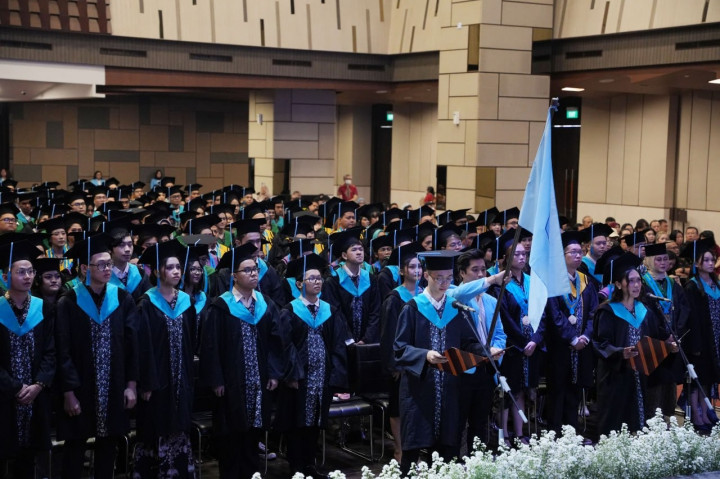 UK Maranatha Wisuda 677 Orang, Hampir Setengah Lulus Cum Laude Termasuk Penerima Beasiswa OSC
