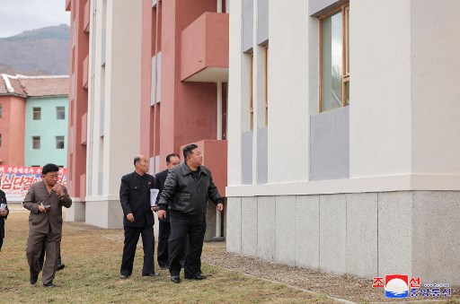 Kim Jong Un Inspeksi Rekonstruksi Rumah di Daerah Langganan Banjir