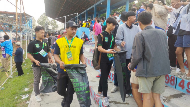 Pegadaian Ajak Bola Mania Jaga Kebersihan Stadion melalui Program Behind Football Pegadaian Liga 2