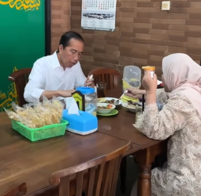 Jokowi mengunggah video yang menampilkan dirinya bersama sang istri, Ibu Iriana, sedang menikmati sarapan sederhana. Foto: Instagram Jokowi