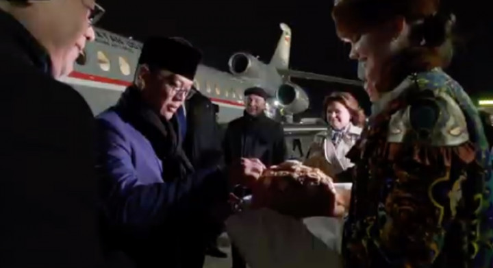 Mendarat di Rusia, Menlu Sugiono Disambut dengan Makanan Tradisional Kazan