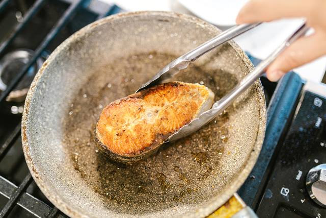 Simak cara masak ikan yang aman antimeletus. (Foto: Ilustrasi/Dok. Pexels.com)