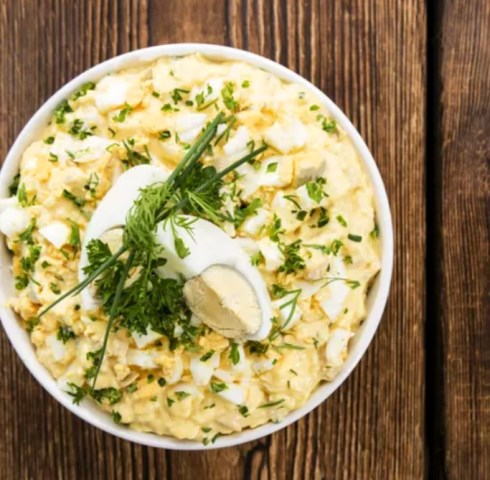 Salad mengenyangkan dengan dressing sederhana yang gurih dan lezat. (Foto: Dok. Endeus TV)