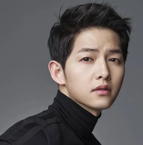 Song Joongki adalah aktor yang mempopulerkan gaya rambut regent cut. (Foto: Dok. Istimewa)