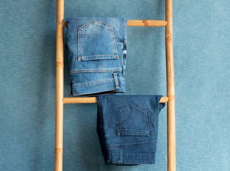 Ilustrasi celana jeans. Freepik