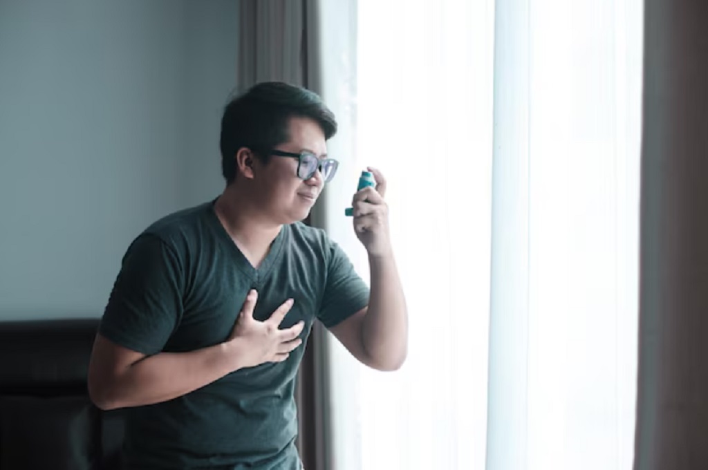 Pengelolaan asma biasanya melibatkan penggunaan obat-obatan untuk meredakan gejala dan menghindari pemicu yang dapat memperburuk kondisi tersebut. (Foto: Freepik)