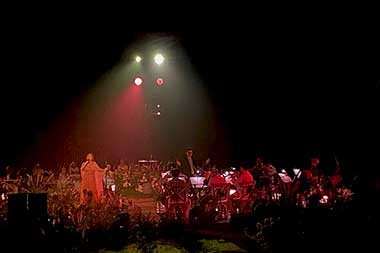 Nadin Amizah Tuntaskan Malam Mendengar yang Intim dan Hangat