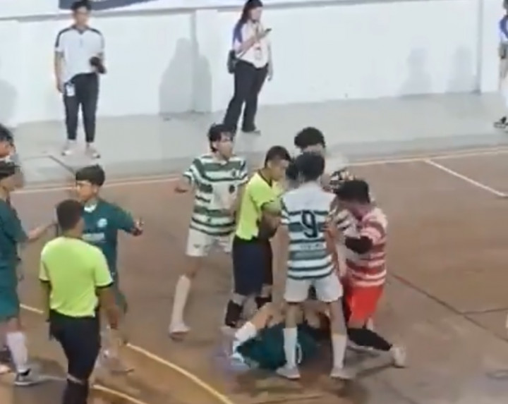 Ngawur! Kiper Tim Futsal Mahasiswa Ini Injak Leher Pemain Lawan