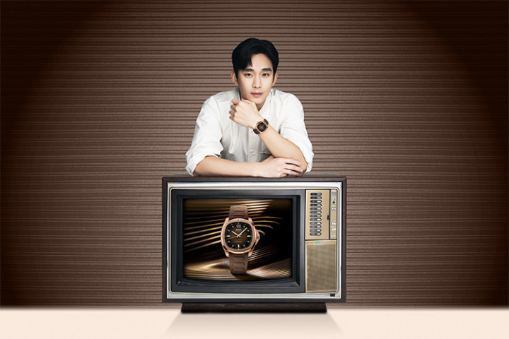 Kim Soo Hyun Kenalkan Jam Tangan yang Terinspirasi dari TV Jadul