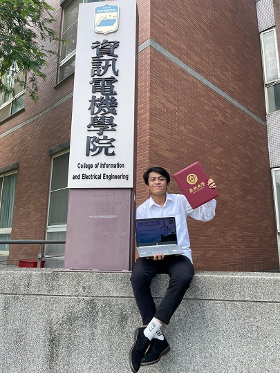 Sambil Menyelam Minum Air, Ahzami Ikut <i>Student Exchange</i> Sekaligus Selesaikan Skripsi di Taiwan