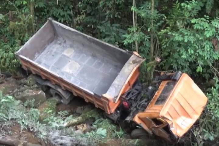 Tak Kuat Menanjak, Truk Bermuatan Material Jatuh ke Jurang