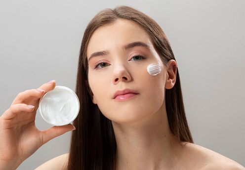 Sunscreen merupakan salah satu produk perawatan kulit yang wajib kamu miliki dan pakai setiap harinya. (Foto: Ilustrasi. Dok. Freepik.com)