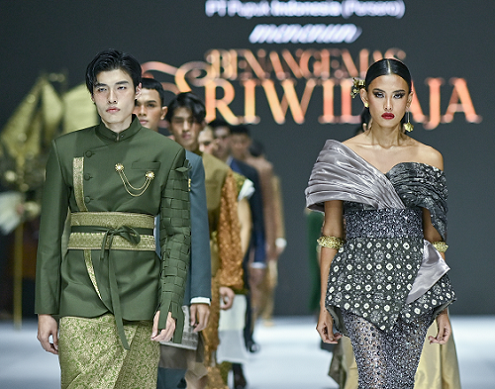 Keindahan Kain Songket dalam Koleksi 'Menenun Benang Emas Sriwidjaja' di JFW 2025