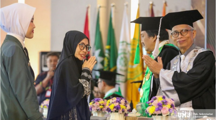 Alami Kelumpuhan 2 Hari Jelang Kelulusan, Ibu Gantikan Anak Wisuda di UMJ
