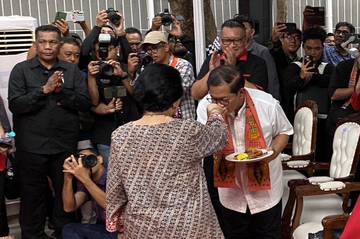 Momen Pramono Cium Tangan Ibu Megawati