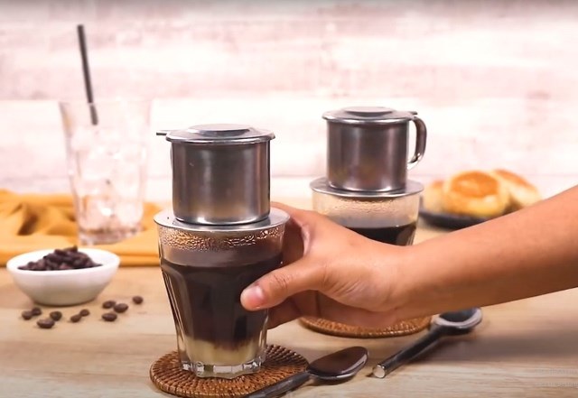 Kopi khas Vietnam dengan filter unik ini wajib dicoba! (Foto: Dok Endeus TV)