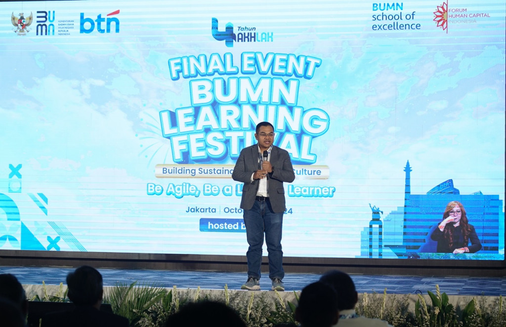 Deputi Bidang Sumber Daya Manusia, Teknologi, dan Informasi Kementerian BUMN Tedi Bharata memberikan sambutan dalam acara puncak BUMN Learning Festival 2024. 