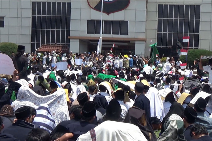 Ribuan Santri Geruduk Polda DIY, Ada Apa?