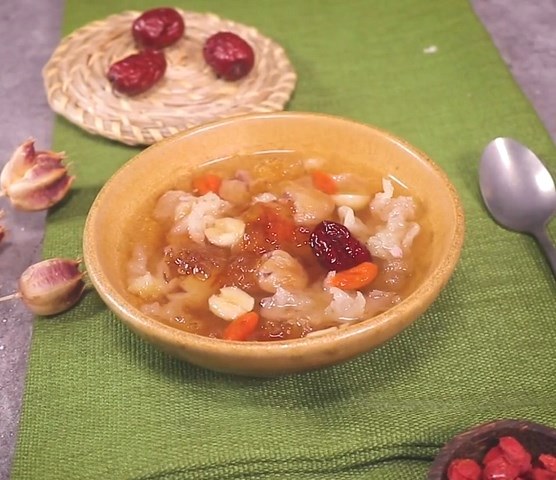 Peach gum adalah makanan asal China, yang terbuat dari getah pohon persik liar. (Foto: Dok. Endeus TV)