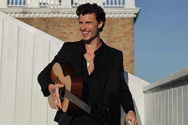 Shawn Mendes Blak-blakan Soal Seksualitasnya di Atas panggung