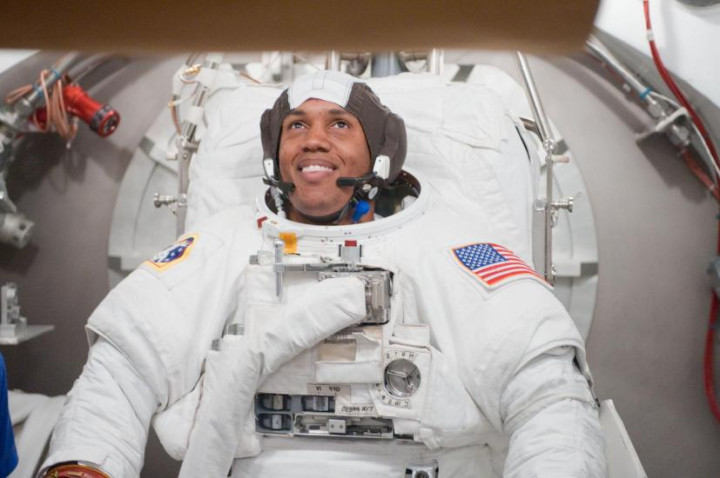 Mengapa Baju Luar Angkasa Astronaut Berwarna Putih? Ini Alasan dan Fitur Canggih di Baliknya