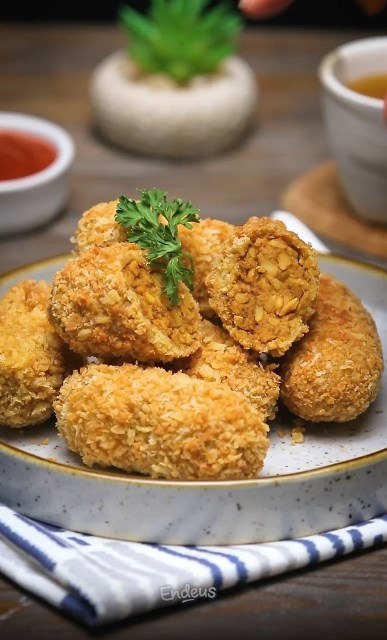 Kreasi camilan dari bahan tempe ini terasa gurih pedas. (Foto: Dok. Endeus TV)