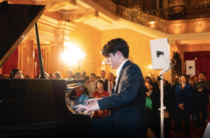 Pianis Berdarah Indonesia Pukau Perayaan 75 Tahun Hubungan Diplomatik Indonesia-Inggris