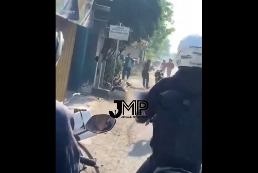Viral! Duel 'Pak Ogah' Saling Bacok Perkara Rebutan Lahan di Gresik