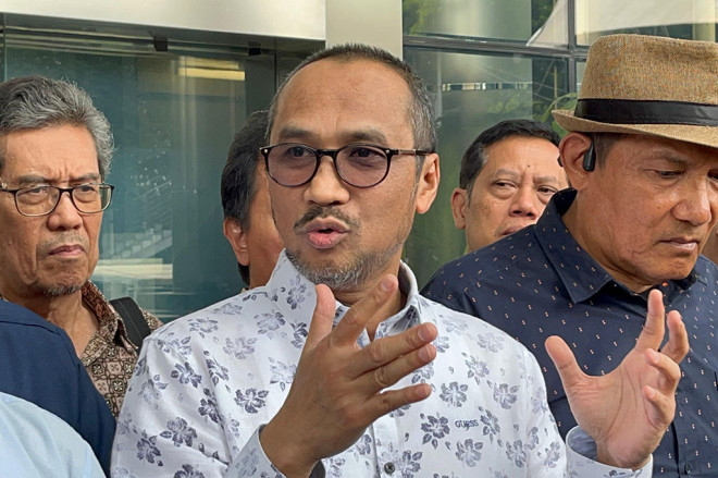 Presiden Prabowo Subianto diminta menelusuri rekam jejak nama calon pimpinan (capim) Komisi Pemberantasan Korupsi (KPK) yang telah diserahkan Presiden ke-7 RI Joko Widodo (Jokowi) ke DPR. Jika Prabowo kurang sreg dengan nama-nama itu, proses seleksi disar