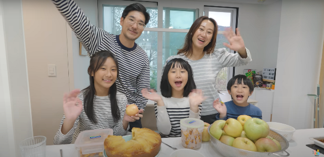 Serba apel, aneka masakan kreasi Mama Gina dan keluarga dalam Kimbab Family. (Foto: Dok. Kimbab Family)