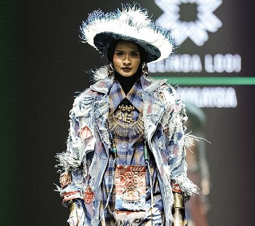 Koleksi busana karya desainer Malaysia, Melinda Looi yang menggunakan kain tenun NTT di pembukaan IN2MF 2024. (Foto: Dok. IN2MF)