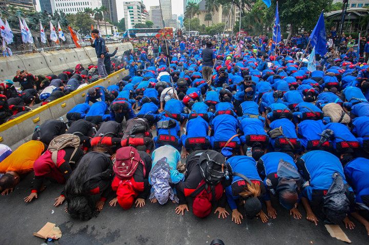 Sujud Syukur Ribuan Buruh usai MK Kabulkan Sebagian Gugatan UU Cipta Kerja