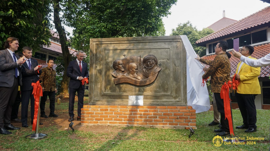 Peresmian patung panel tiga tokoh luar angkasa  di Area Taman FIB, Kampus UI Depok. Foto: UI