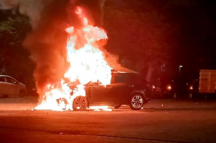 Memadamkan Mobil Terbakar, APAR 0,5 Kg Memang Cukup?